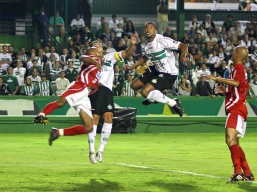 Pereira em seu primeiro jogo pelo Coritiba (foto do sítio oficial)